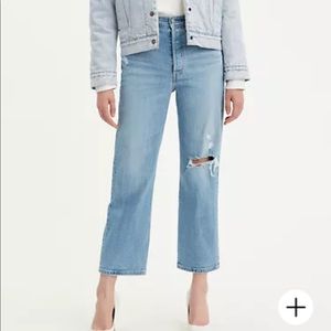 Levi’s Ribcage Straight Ankle Jean in Tango Fade Light Wash